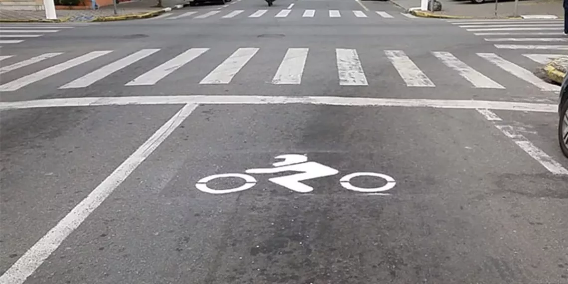 bolsao moto cap Área de Espera para Motos: Parar com o Carro Pode Resultar em Multa?