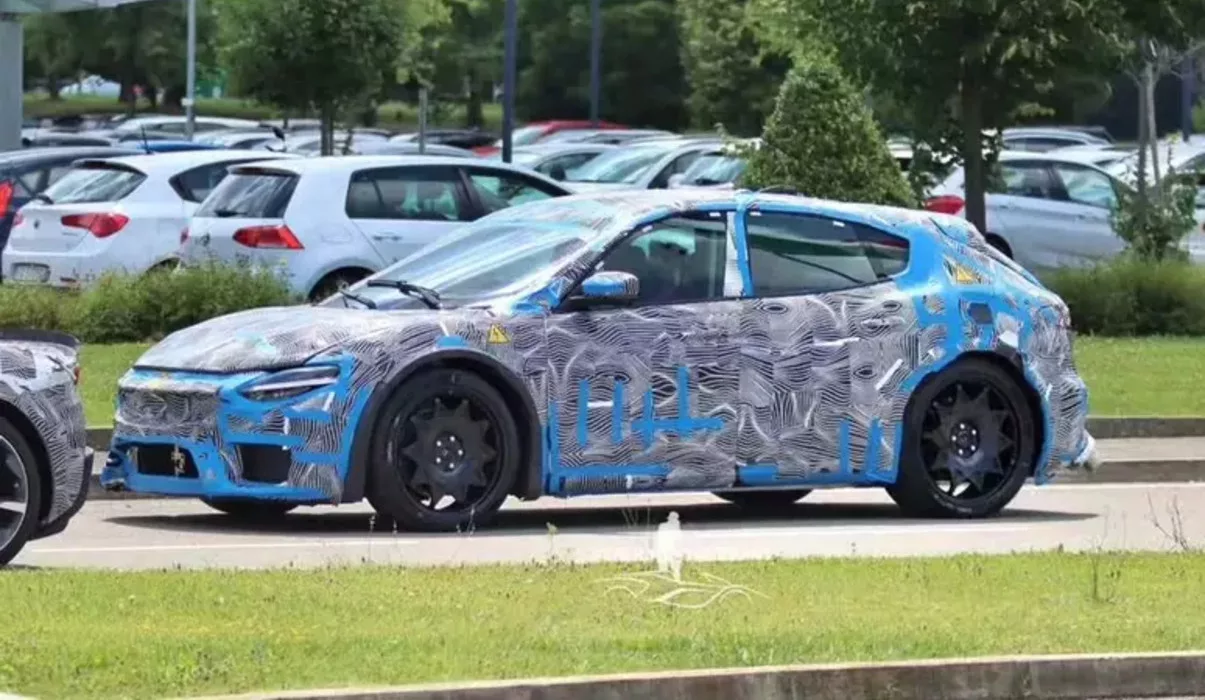 carro eletrico ferrari capa jpg Primeiro Carro Elétrico da Ferrari é Flagado e Chega em 2025: Fotos Revelam Detalhes