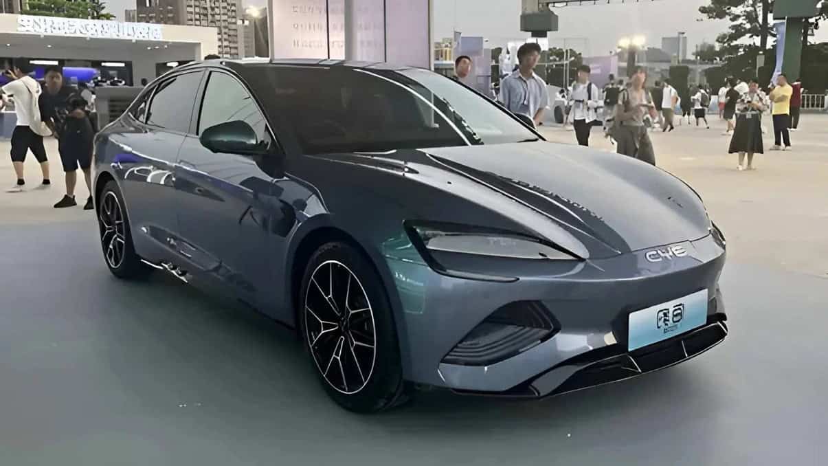 BYD SEAL 2025 cp 1 BYD Seal 2025 revoluciona com nova plataforma de 800V e recarga ultrarrápida em 25 minutos