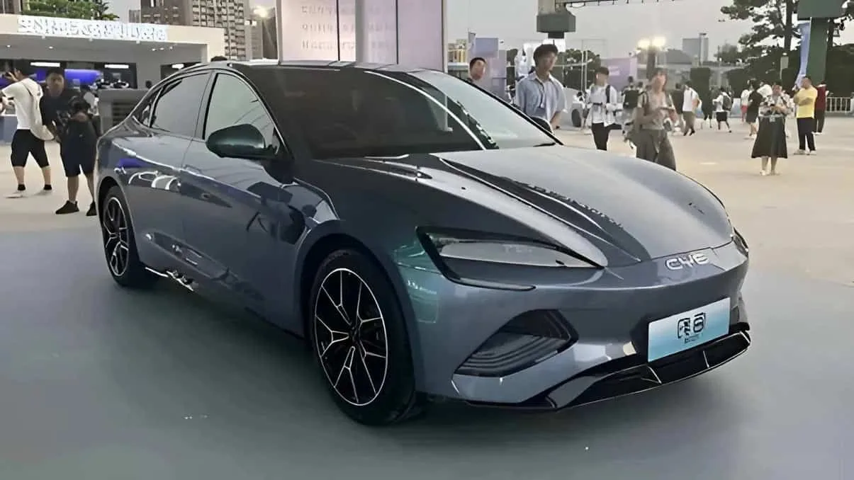 BYD SEAL 2025 cp 1 BYD Seal 2025 revoluciona com nova plataforma de 800V e recarga ultrarrápida em 25 minutos