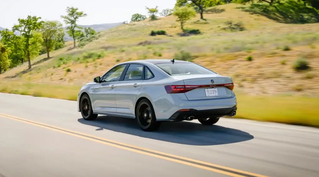 jetta 2025 gli 1 O tão aguardado Volkswagen Jetta motor 2.0 turbo de 231 cv de potência está confirmado para o Brasil; veja quando chega.