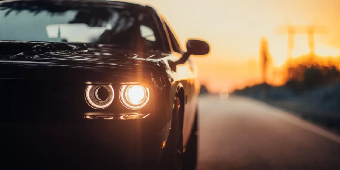 farol carro Faróis Acesos Durante o Dia: O Que Mudou na Lei do Farol no Brasil?