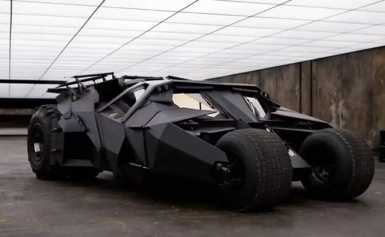 Warner anuncia venda batmovel usado O Cavaleiro das Trevas .jpg Batmóvel do Cavaleiro das Trevas à venda por R$ 17 milhões: Uma peça única para colecionadores.