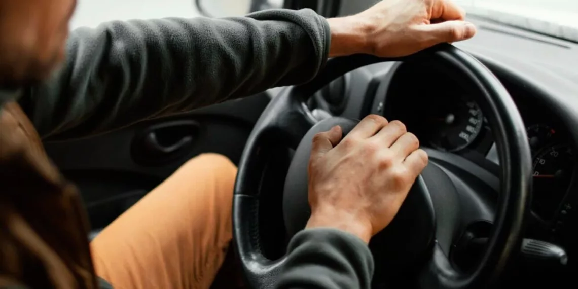 close up homem no carro dirigindo 23 2148889978 5 erros no trânsito que passam despercebidos, mas geram multa