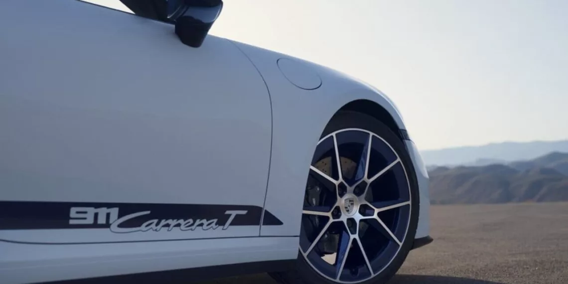 s24 2829 Porsche 911 Carrera T: Câmbio Manual, Estilo Clássico e Potência.