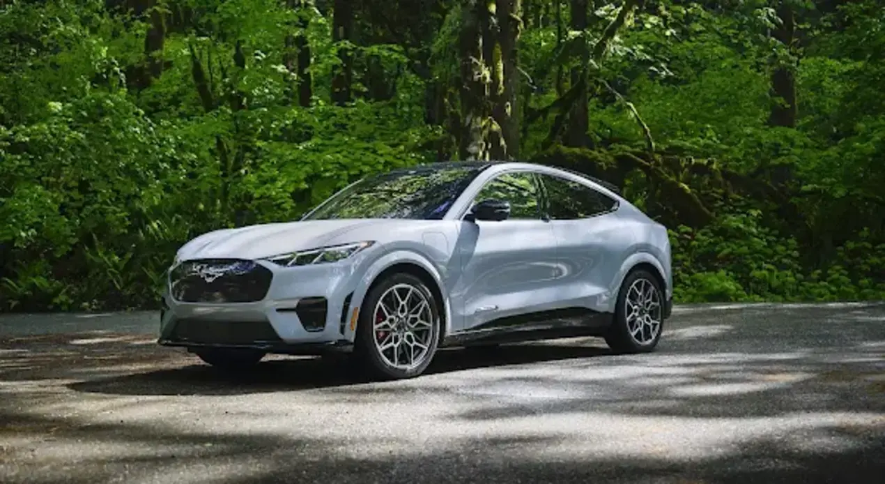 1 Mustang Mach E GT 2024 02 Ford Mustang Mach-E GT Performance estreia com desempenho elétrico de ponta e preço de R$ 486 mil no Brasil