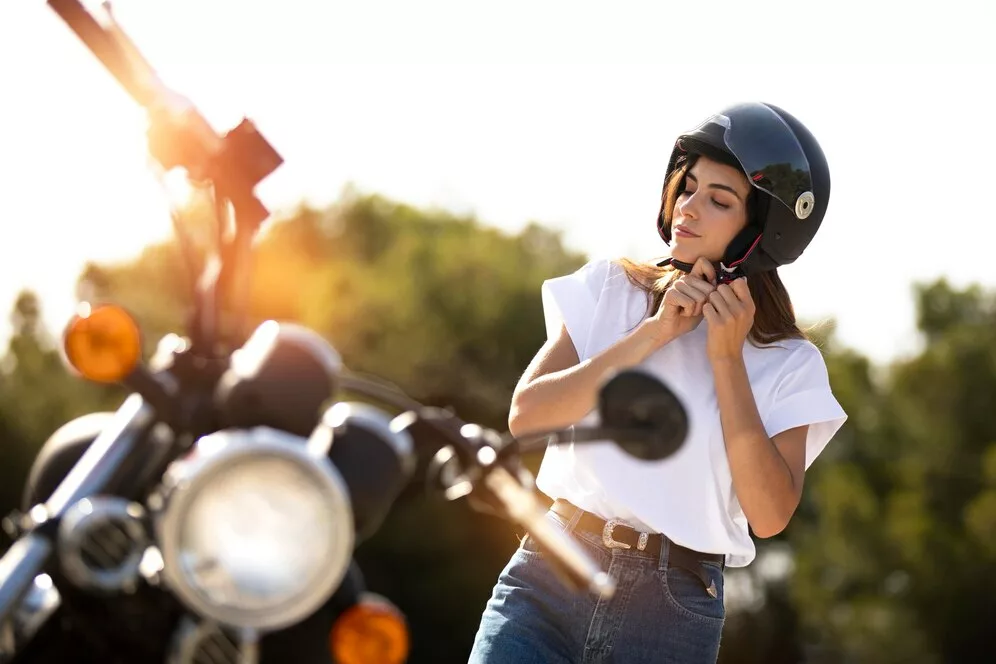 mulher colocando capacete para uma viagem de moto 23 2149023868