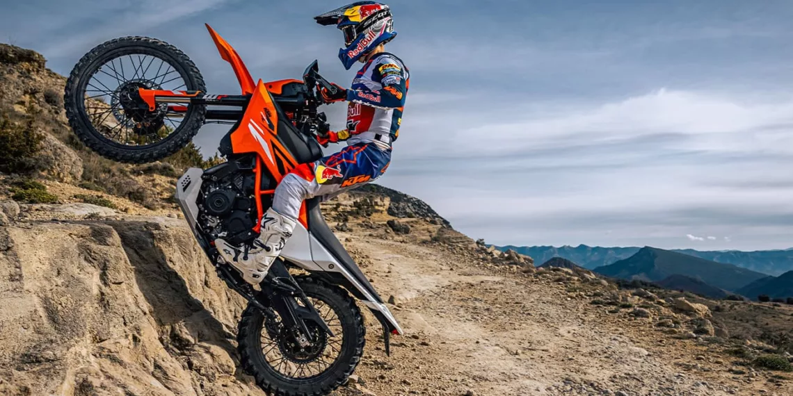 PHO BIKE DET Dual sport KTM 2025 390 enduro r orange action image 3 SALL AEPI V1 KTM 390 Enduro R 2025: A Escolha Definitiva para Aventuras em Duas Rodas