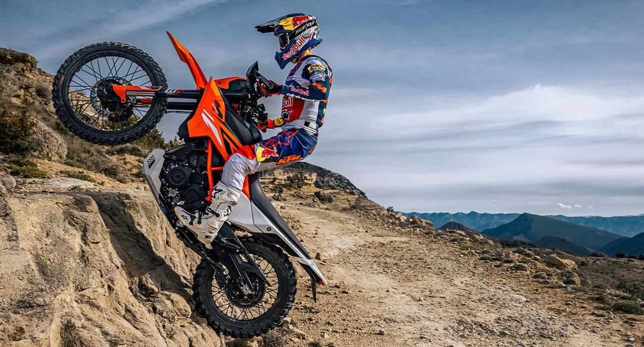 PHO BIKE DET Dual sport KTM 2025 390 enduro r orange action image 3 SALL AEPI V1 KTM 390 Enduro R 2025: A Escolha Definitiva para Aventuras em Duas Rodas