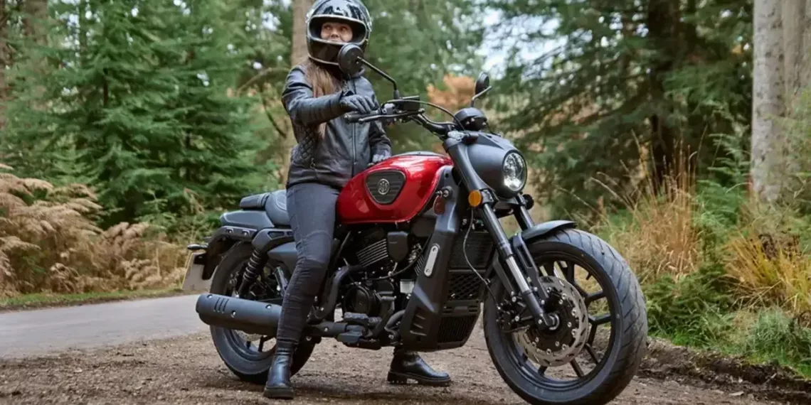 ajs sedona 250 2 vermelha.jpg Com design robusto, a AJS Sedona 250 equilibra tradição e modernidade em uma moto acessível e prática.