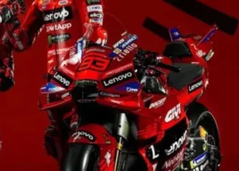 cropped-pecco-bagnaia-e-marc-marquez-junto-com-a-ducati-desmosedici-gp25-ducati-lenovo-motociclismoonline.webp