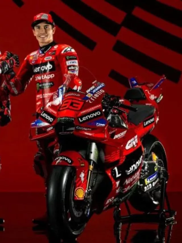 cropped-pecco-bagnaia-e-marc-marquez-junto-com-a-ducati-desmosedici-gp25-ducati-lenovo-motociclismoonline.webp