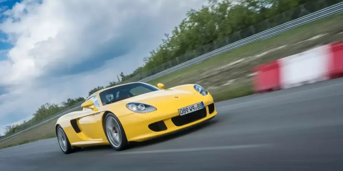 porsche carrera gt 2005 amarelo frente em movimento 1536x1024 1 Brasil entra no top 10 mundial de vendas do Porsche 911 em 2024