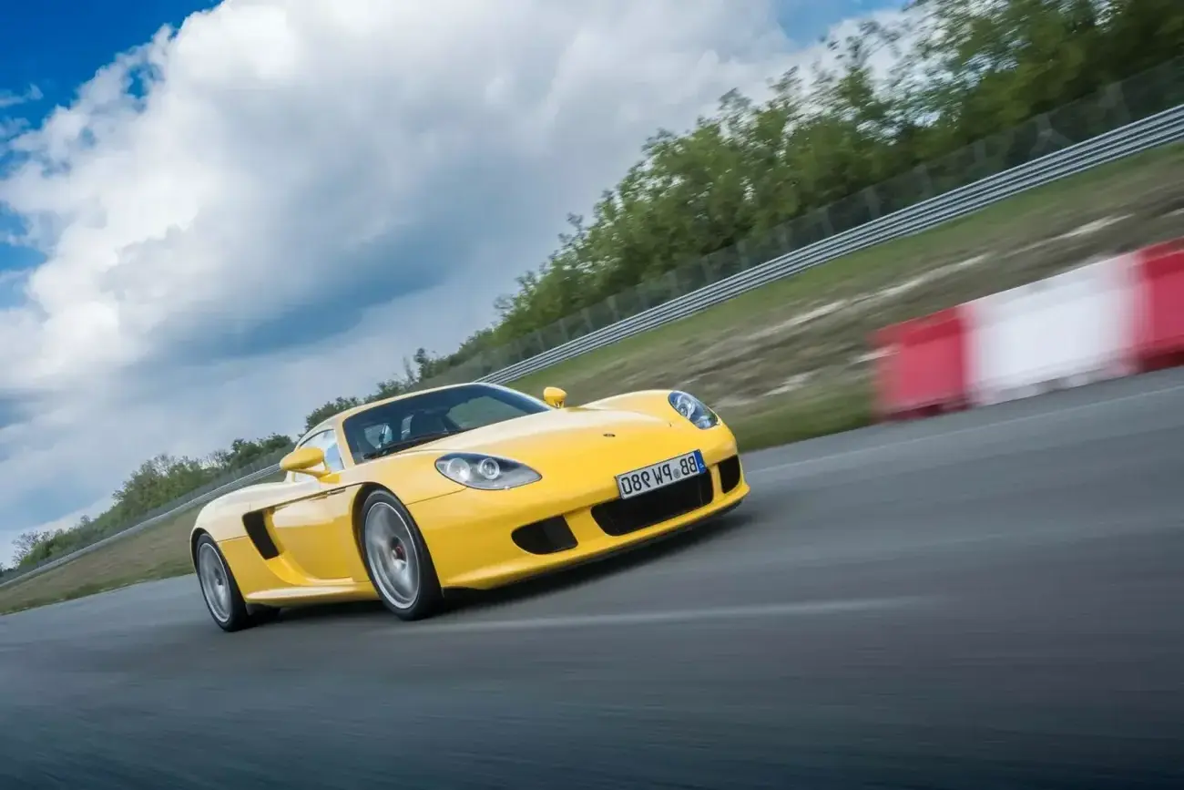 porsche carrera gt 2005 amarelo frente em movimento 1536x1024 1 Brasil entra no top 10 mundial de vendas do Porsche 911 em 2024