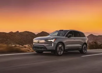 Volvo EX90 Vapour Grey 022 Volvo EX90 chega ao Brasil com tecnologia de ponta e sete lugares – Mas o preço impressiona