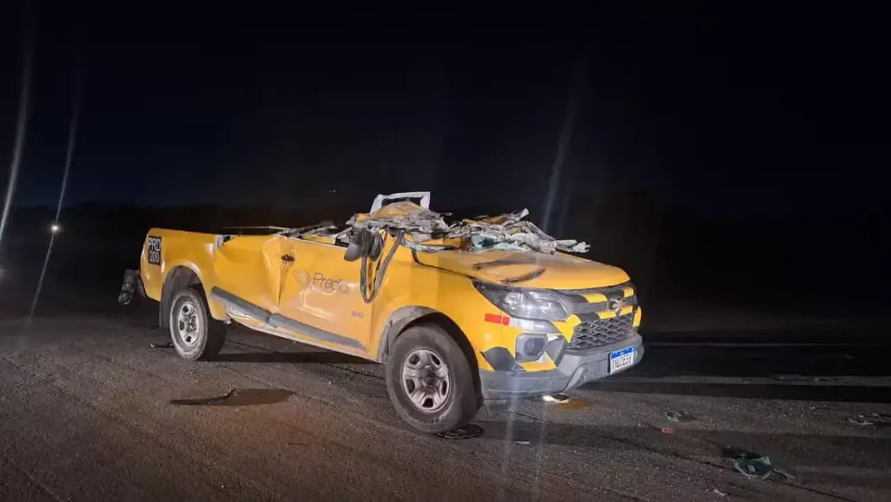 carro trombado 1 Incidente no Galeão: Boeing 737 da Gol colide com veículo de manutenção durante decolagem