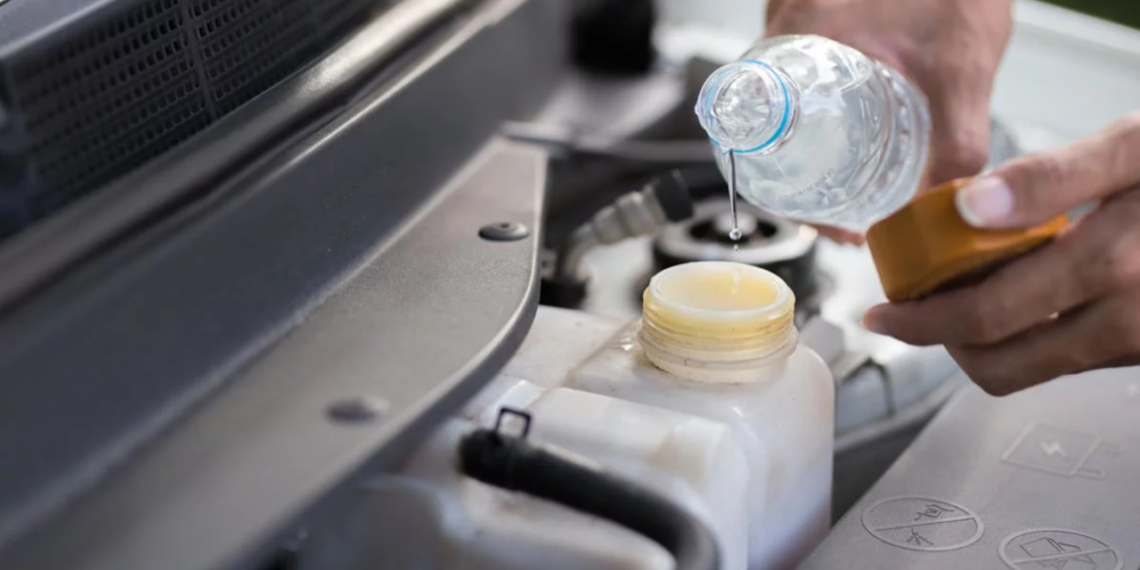 agua radiador shutterstock 658219390 Pode Usar Água no Radiador? Entenda os Perigos para o Motor