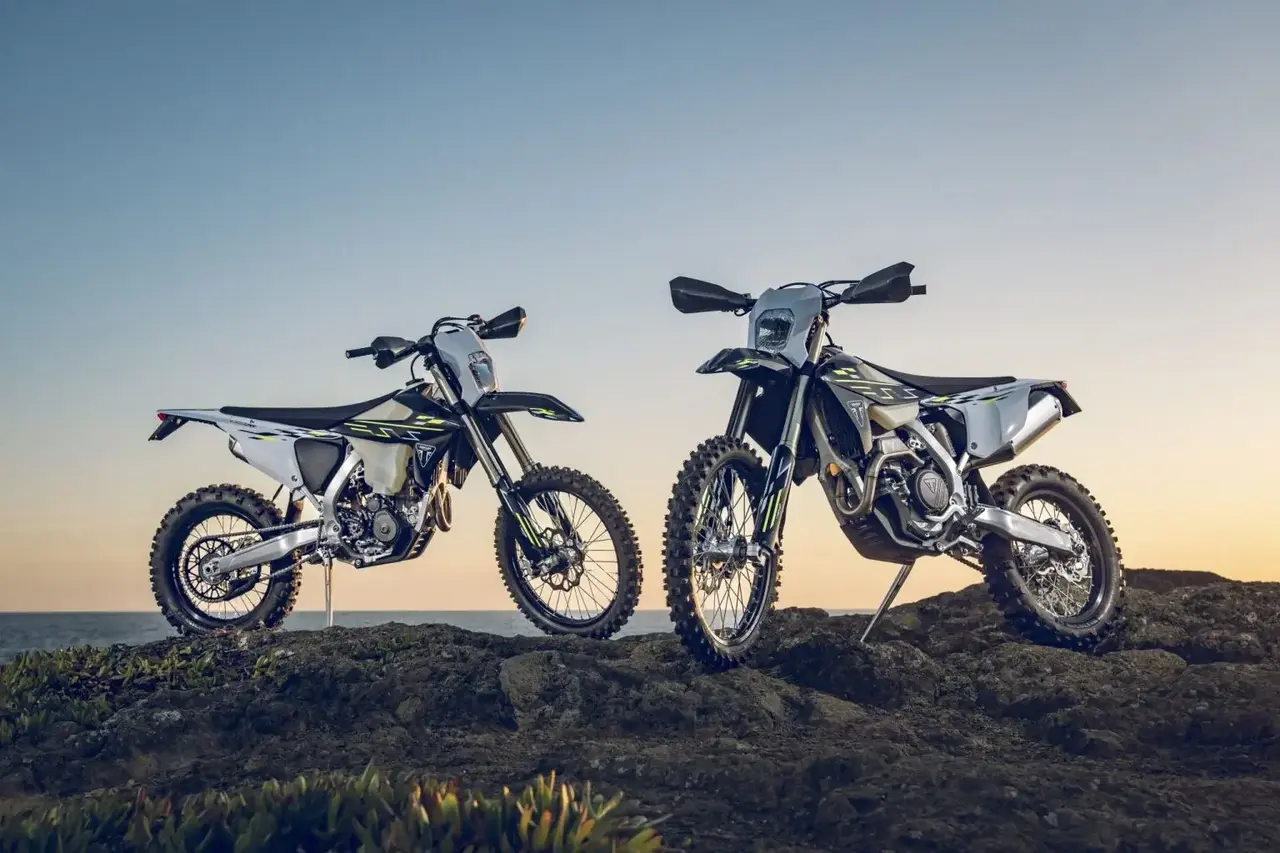 novas triumph tf 250 e e tf 450 e 1 1536x1024 1 Triumph TF 250-E e TF 450-E estreiam no off-road com DNA de competição e foco no EnduroGP 2025