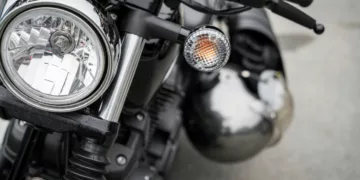 farol moto 1 Farol de moto apagado dá multa mesmo de dia: entenda a regra e sua importância na segurança