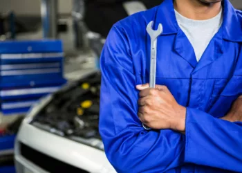 mecanico Como aumentar a vida útil do carro: cuidados simples que fazem toda a diferença