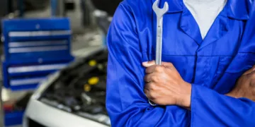 mecanico Como aumentar a vida útil do carro: cuidados simples que fazem toda a diferença