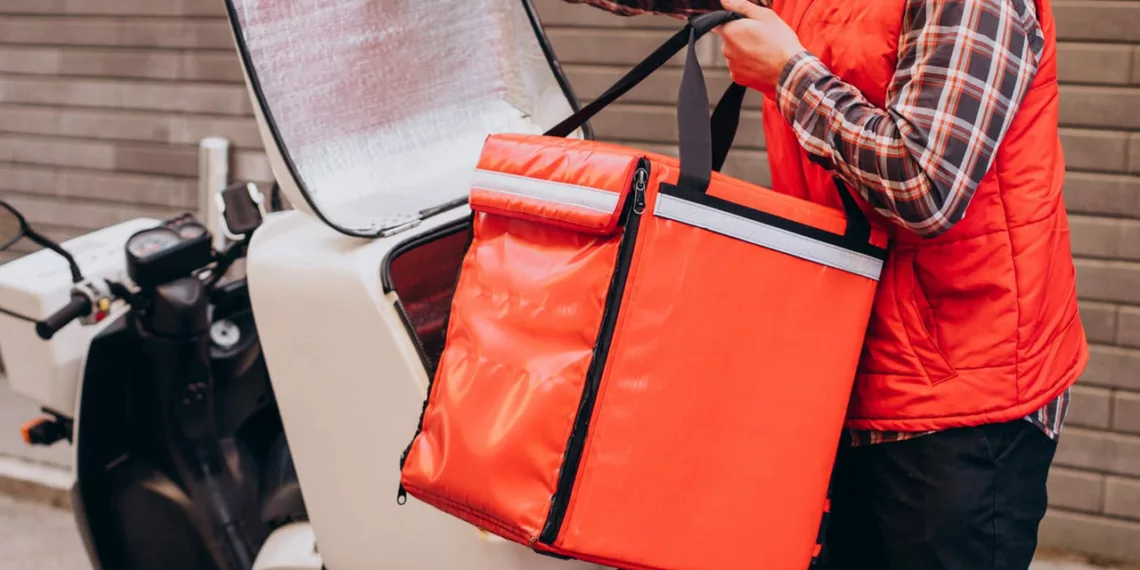 motoboy Entregadores pressionam apps por taxa mínima de R$ 10: entenda o impacto da greve para o setor.