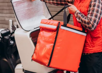 motoboy Entregadores pressionam apps por taxa mínima de R$ 10: entenda o impacto da greve para o setor.