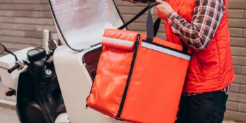 motoboy Entregadores pressionam apps por taxa mínima de R$ 10: entenda o impacto da greve para o setor.