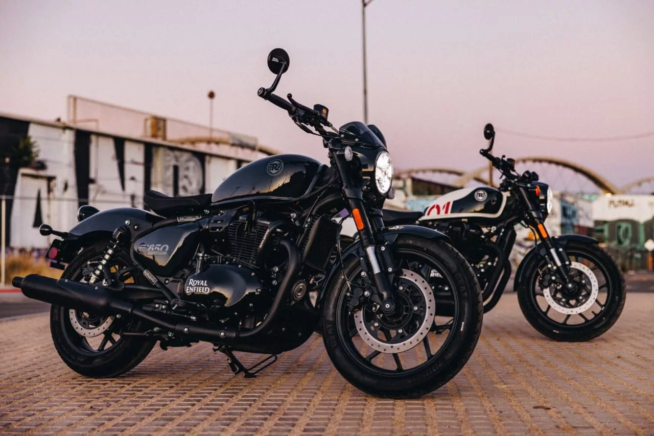 royal enfield shotgun 650 sheet metal grey stencil white Motos custom mais vendidas de março de 2025: Royal Enfield domina o segmento no Brasil