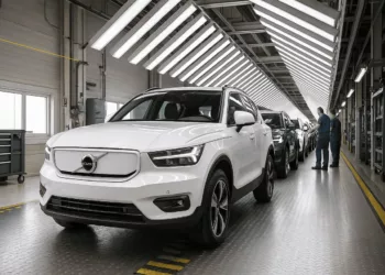 20250527 1520 Fabrica de SUVs Eletricos remix 01jw9fg9daeqpse9dk209k1751 Crise nas gigantes! Porsche e Volvo cortam quase 7 mil empregos em meio à revolução elétrica