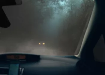 carro neblina 1 Saiba como dirigir na neblina com mais segurança e confiança.