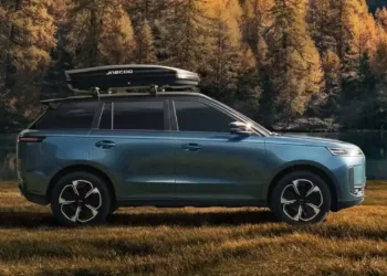 jaecoo 5 2025 lateral acessorio bagageiro teto Jaecoo 5 chega para disputar espaço entre SUVs compactos no Brasil