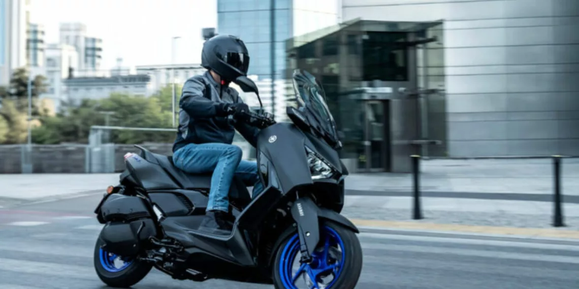 yamaha xmax 300 connected 2026 acao 800x445 1 É oficial! Yamaha XMax 300 2026 chega ao Brasil com novo motor, mais tecnologia e preço competitivo