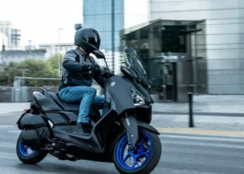 yamaha xmax 300 connected 2026 acao 800x445 1 É oficial! Yamaha XMax 300 2026 chega ao Brasil com novo motor, mais tecnologia e preço competitivo