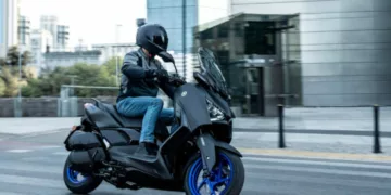 yamaha xmax 300 connected 2026 acao 800x445 1 É oficial! Yamaha XMax 300 2026 chega ao Brasil com novo motor, mais tecnologia e preço competitivo
