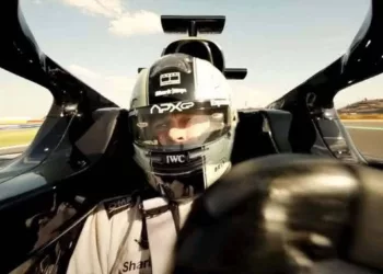 brad pitt disputa posicoes em carro de formula 1 no teaser de f1 widelg 54570775 Brad Pitt acelera McLaren MCL60 e mergulha no universo da Fórmula 1