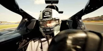 brad pitt disputa posicoes em carro de formula 1 no teaser de f1 widelg 54570775 Brad Pitt acelera McLaren MCL60 e mergulha no universo da Fórmula 1