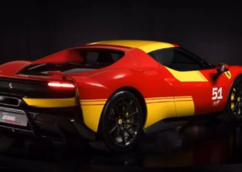 piloti ferrari traseira 54272831 Ferrari cria versão especial do 296 para pilotos e homenageia Le Mans com 880 cv de pura emoção