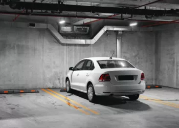 carro garagem Estacionaram na sua garagem? Saiba o que a lei permite – e o que você pode fazer