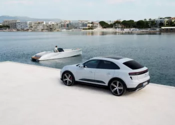 cprofgzrytptn90ytb17xjkle Porsche leva motor do Macan elétrico para a água em barco de luxo que desafia os limites da velocidade