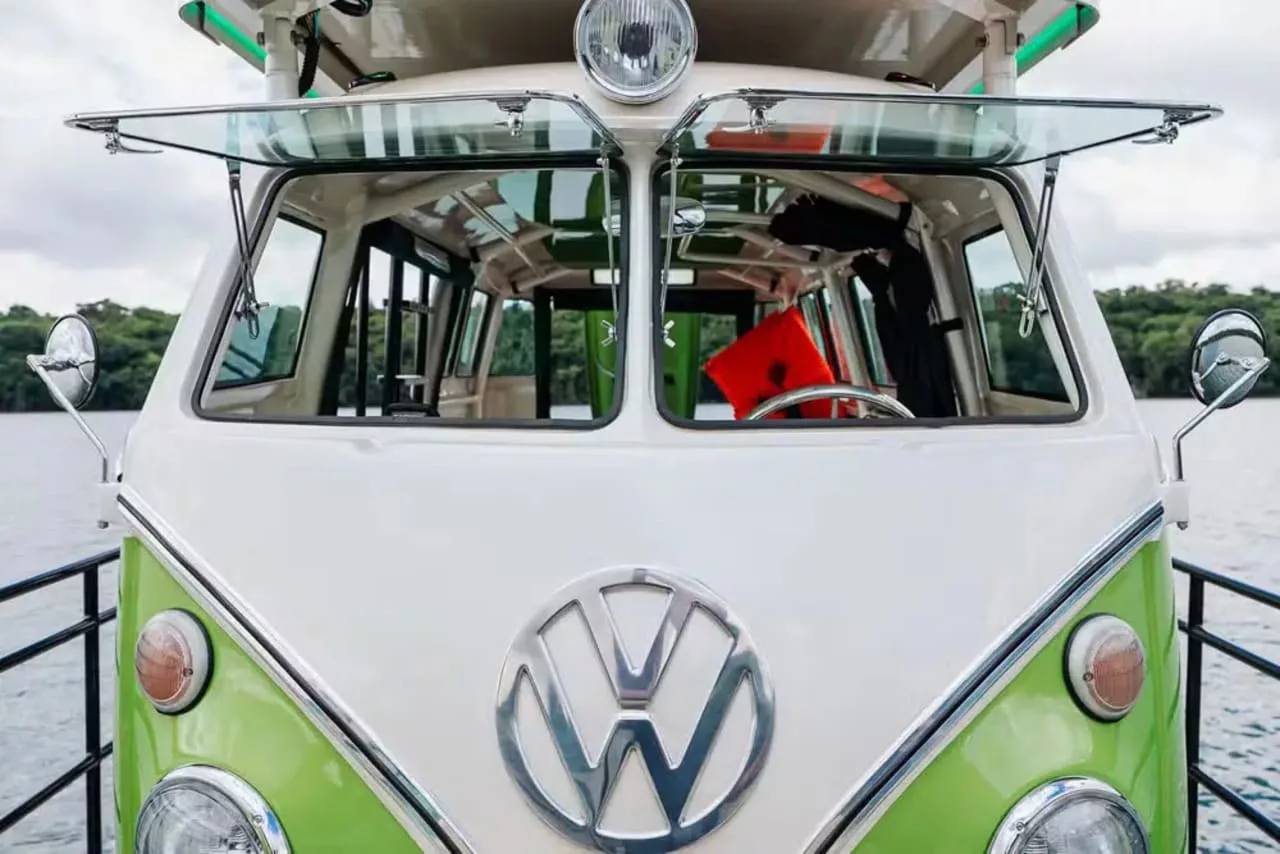 volkswagen kombi boat catamara dianteira Kombi Corujinha vira barco de luxo e chama atenção por unir nostalgia e inovação sobre as águas