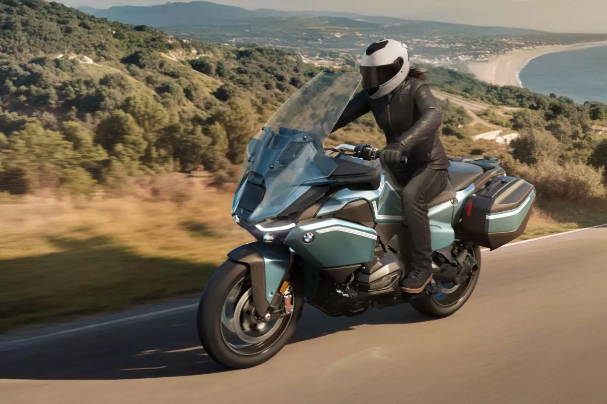 BMW R 1300 RT BMW R 1300 RT estreia no Brasil com câmbio automatizado e pacote premium de tecnologia