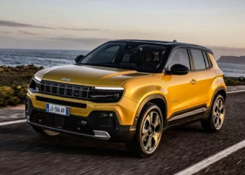 jeep avenger amarelo movimento 37511781 Jeep Avenger vai estrear no Brasil com fabricação local e motor híbrido de 130 cv