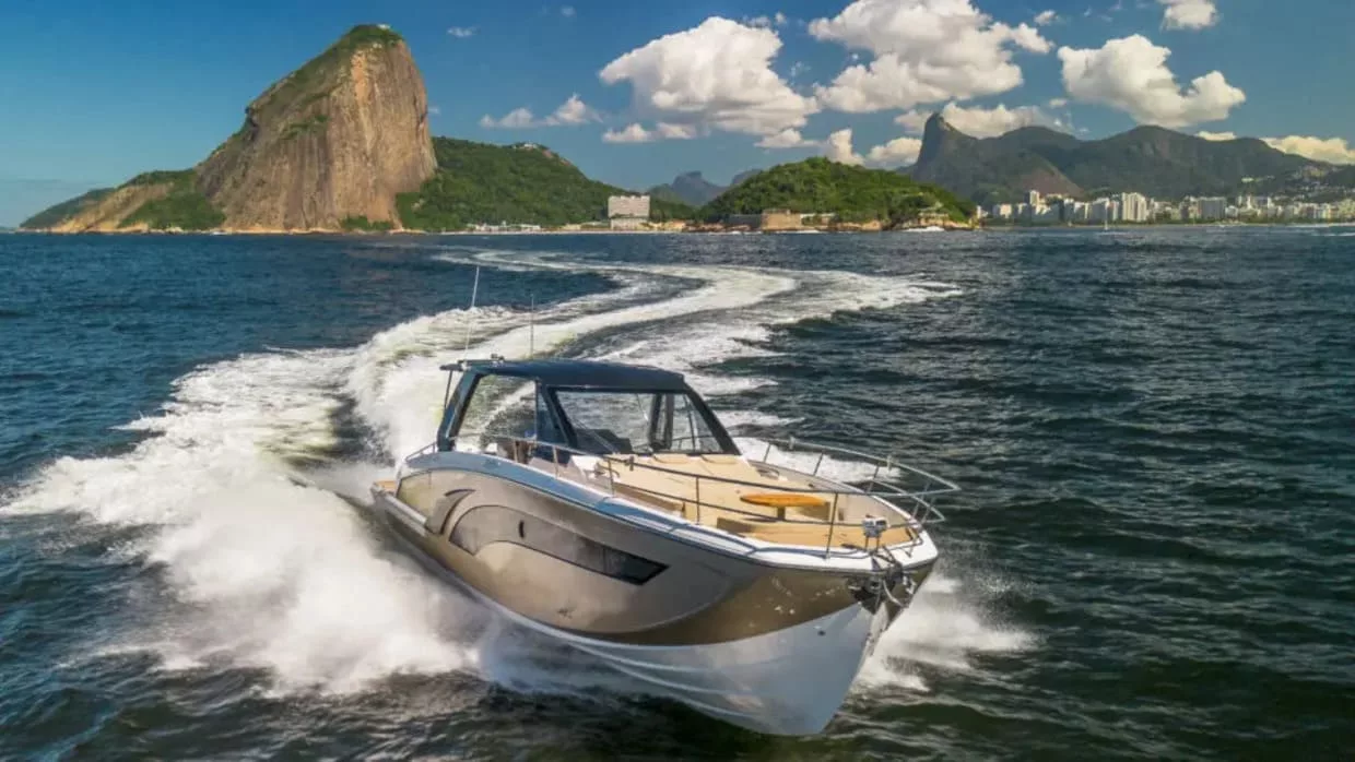 DJI174 Lancha de luxo brasileira custa R$ 4,5 milhões e vira símbolo de sofisticação sobre as águas