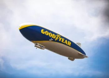 Goodyear Blimp Divulgacao 03 980x653 1 Dirigível da Goodyear completa 100 anos com pintura retrô e homenageia o modelo original