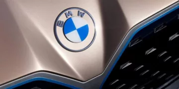 bmw logo BMW iX3 2025 estreia com novo logotipo e visual mais refinado