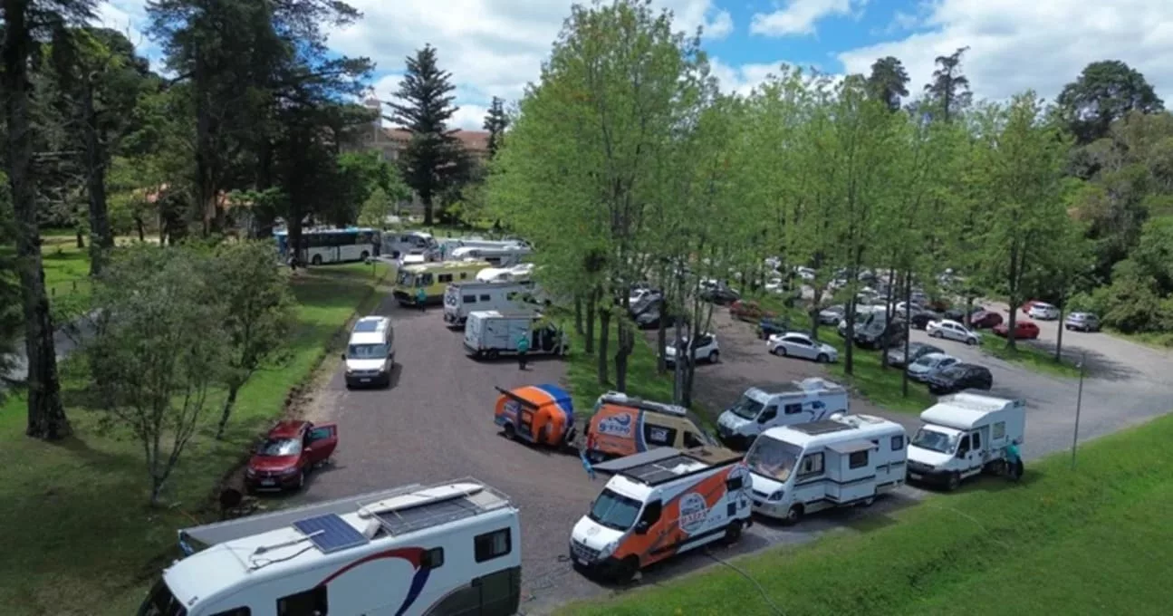 00525933 Motorhomes estacionam no Barigui: Curitiba recebe caravana com modelos que são verdadeiras casas sobre rodas
