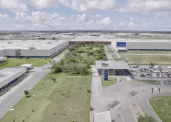 polo automotivo stellantis em goiana pernambuco com vista para os galpoes e carros estacionados 36509386 Stellantis atinge marco histórico com 100 mil veículos produzidos em um único mês