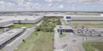 polo automotivo stellantis em goiana pernambuco com vista para os galpoes e carros estacionados 36509386 Stellantis atinge marco histórico com 100 mil veículos produzidos em um único mês