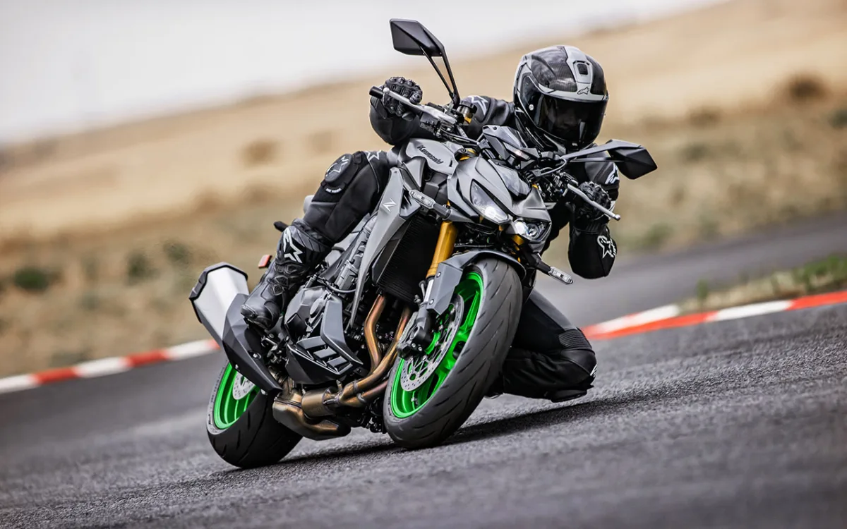 kawasaki1 Kawasaki Z1100 e Z1100 SE chegam ao Brasil: a supernaked aspirada mais completa da linha Z